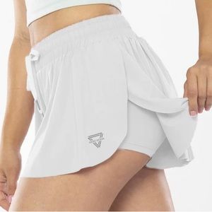 2-IN-1 FLOWY FITNESS SHORTS